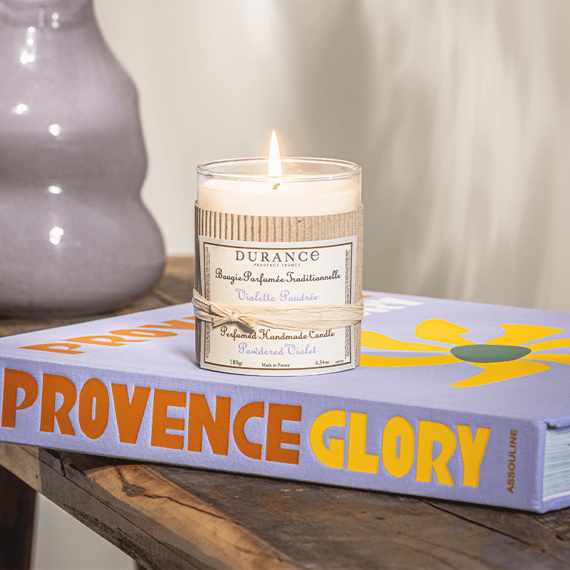 bougie violette allumée