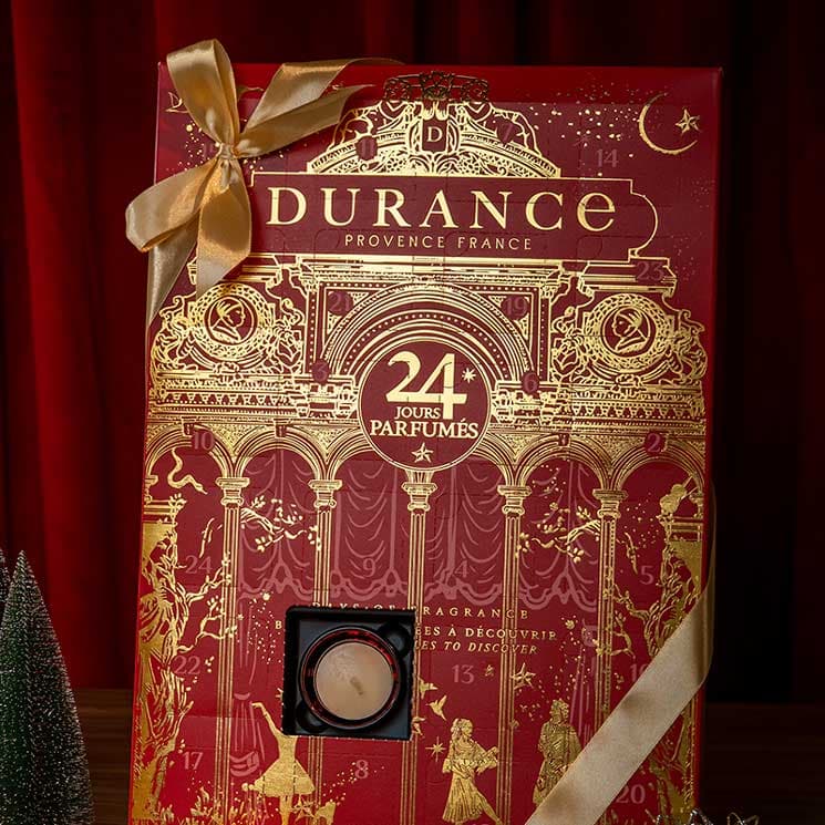 Mise en scène du calendrier de l'avent bougies dans une décoration de Noël