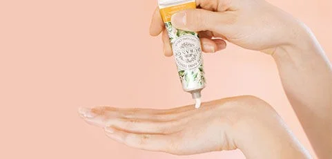 Application crème pour les mains